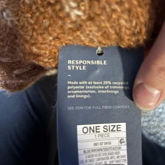 NWT Women's winter hat - Picture 4 of 4